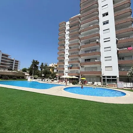 Bel Spacieux, Da Rocha, 200 M De La